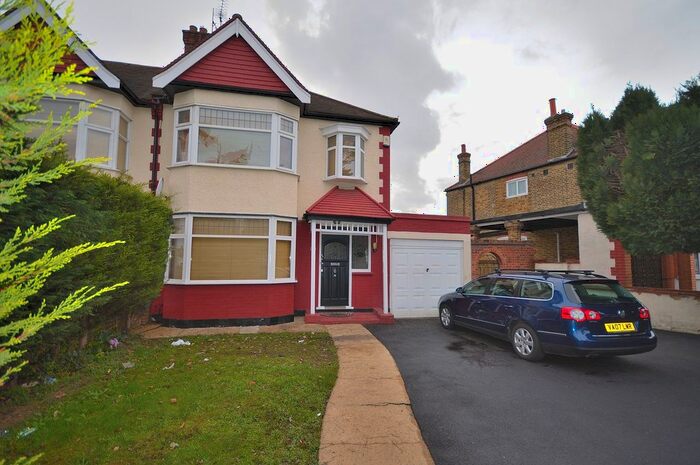 3 Bedroom Semi-Detached House To Rent In Bush Hill Road, London, N21