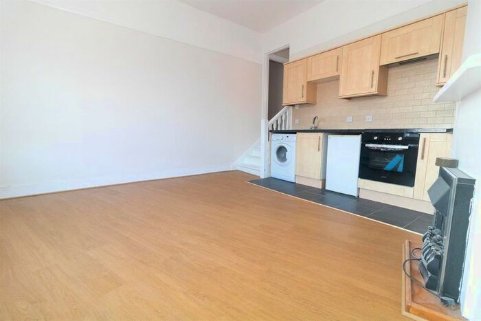 2 Bedroom Flat To Rent In Flat, High Street, Lyndhurst, SO43