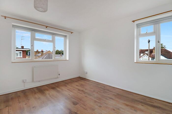 1 Bedroom Flat For Sale In Chelsea Close, Hampton Hill, TW12