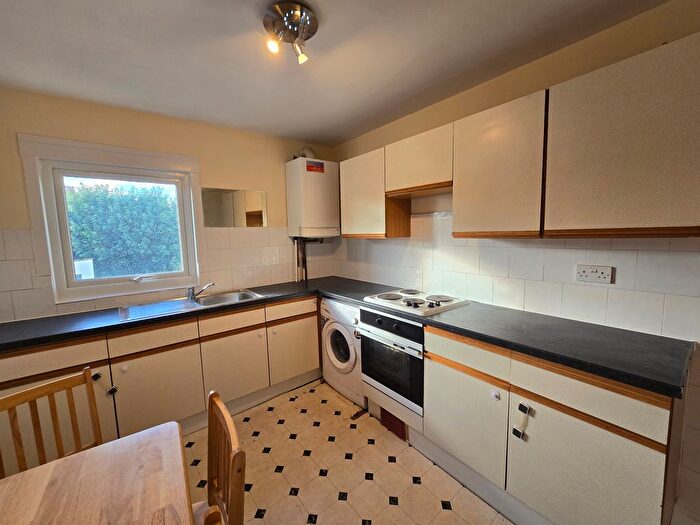 2 Bedroom Flat To Rent In Merton Road, London, SW18