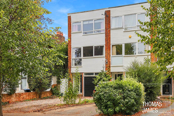 3 Bedroom End Of Terrace House For Sale In Wellington Road, Enfield, EN1