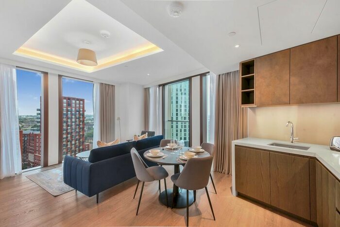 3 Bedroom Flat To Rent In Carnation Way, London, SW8