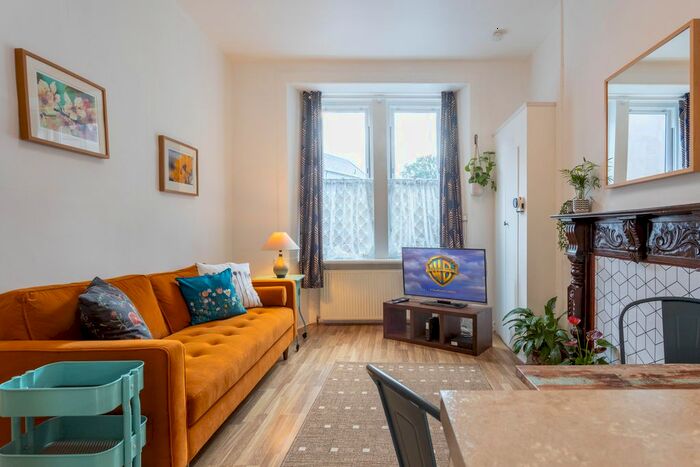 1 Bedroom Flat To Rent In Waverley Park, Abbeyhill, Edinburgh, EH8