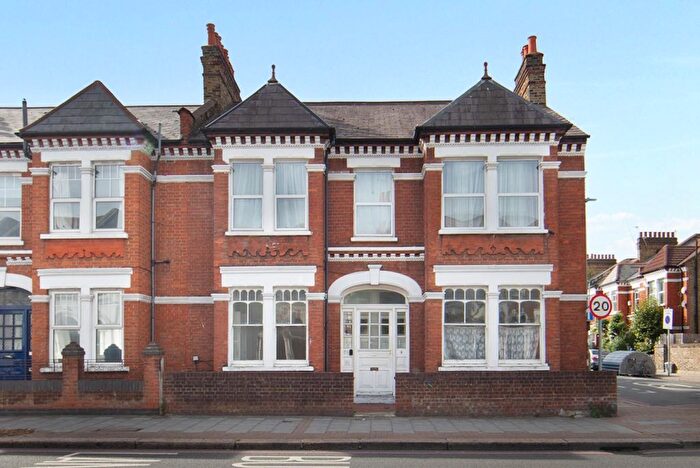 3 Bedroom Flat For Sale In Tooting Bec Road, London, SW17