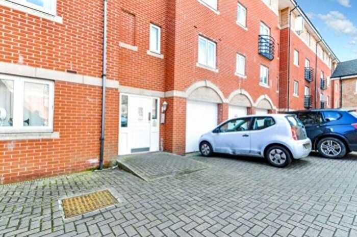 2 Bedroom Flat To Rent In Saltash Road, Swindon, SN2