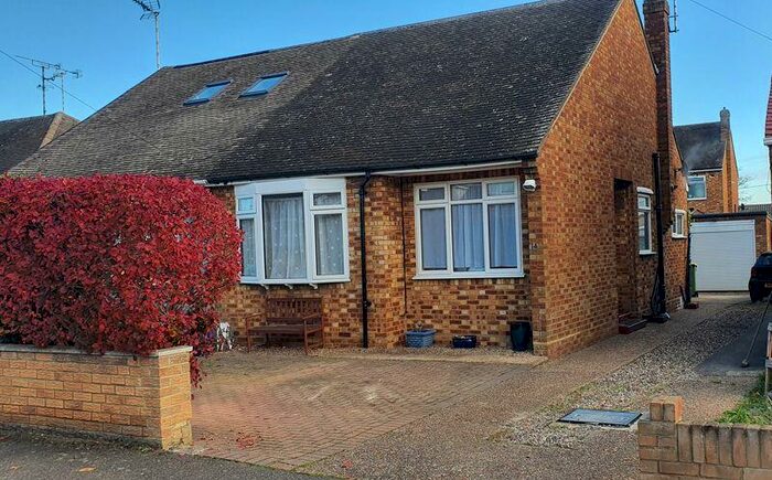 2 Bedroom Semi-Detached Bungalow To Rent In Craven Close, Rochford, SS4