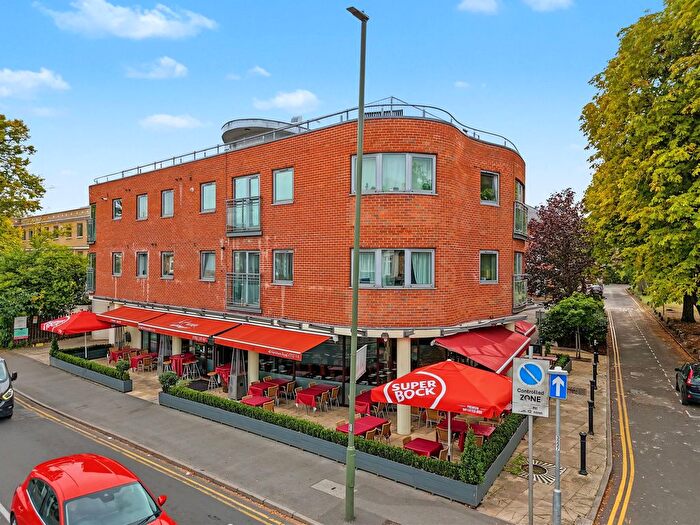 2 Bedroom Flat For Sale In Hersham Road, Kings Court, KT12