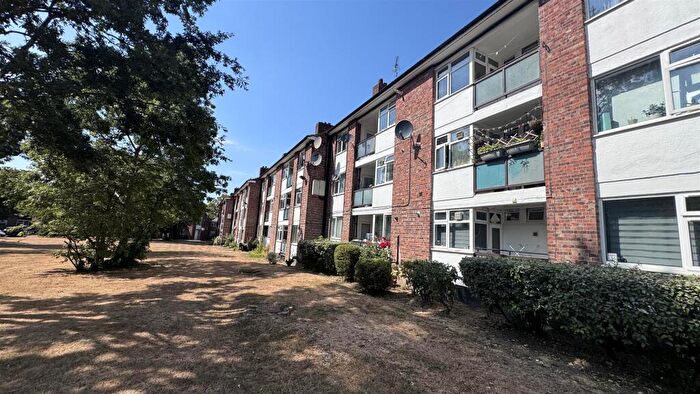 2 Bedroom Apartment For Sale In Scrutton Close, London, SW12