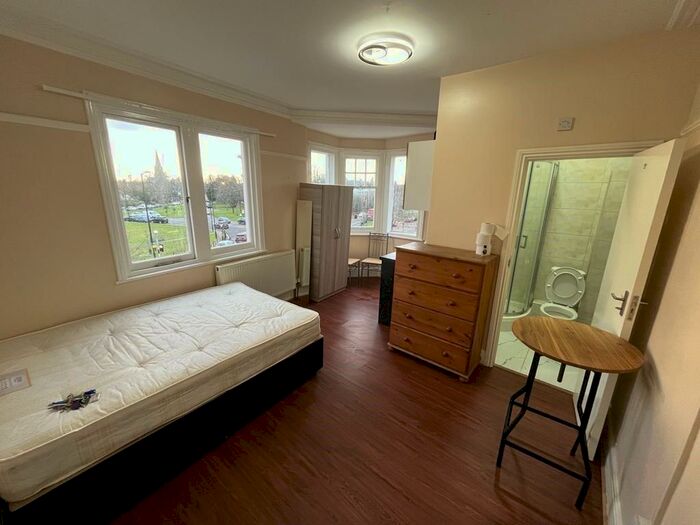 Studio To Rent In Cannon Hill, Southgate, N14