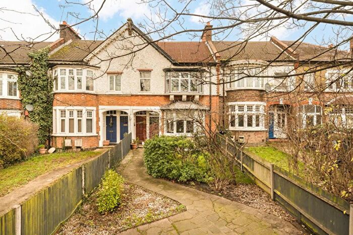 3 Bedroom Maisonette For Sale In Leigham Court Road, Streatham, SW16