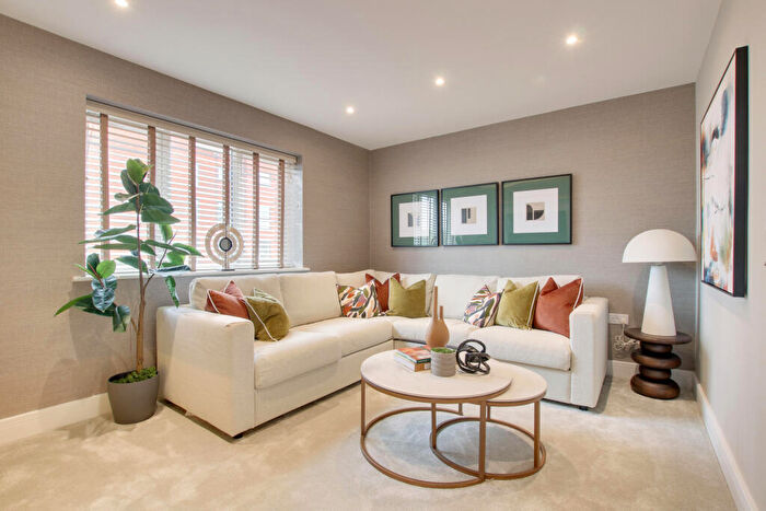 3 Bedroom Town House For Sale In The Ridgeway, Enfield, EN2