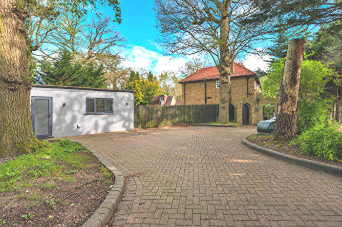 3 Bedroom Cottage For Sale In Denham Road, Iver, SL0