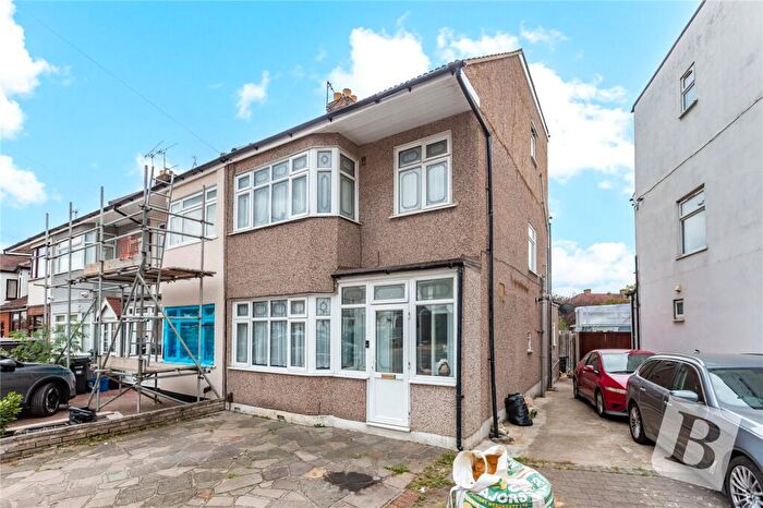 5 Bedroom End Of Terrace House For Sale In Jarrow Road, Romford, RM6