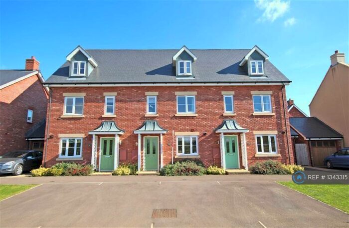 4 Bedroom End Of Terrace House To Rent In Vale Road, Bishops Cleeve, GL52