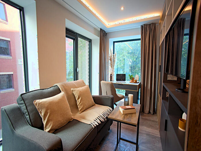 Apartment To Rent In Apt, Live Oasis St Albans Place #, LS2