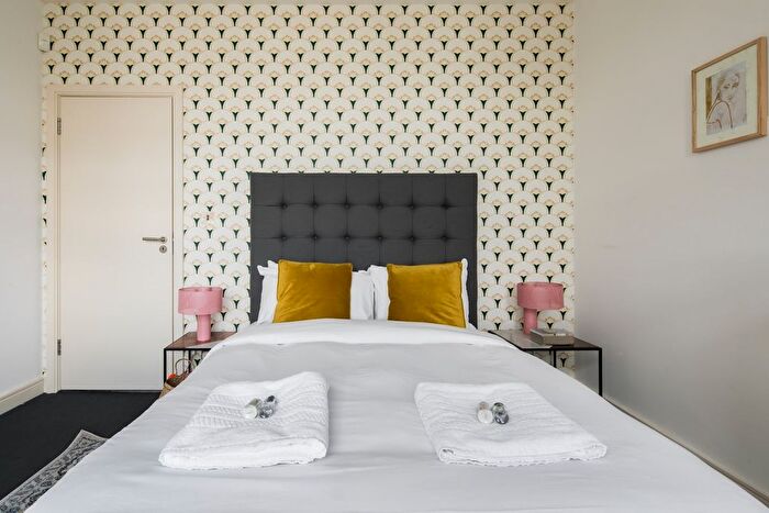 2 Bedroom Flat To Rent In Second Floor Flat, Lexham Gardens, London, W8