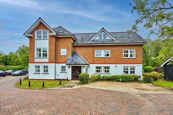 2 Bedroom Flat To Rent In Poets Court, Harpenden, Hertfordshire AL5