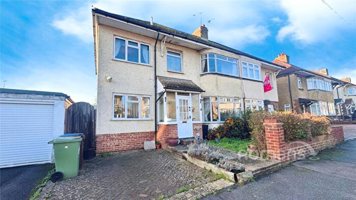 4 Bedroom Semi Detached House For Sale In Jubilee Road, Aldershot, Hampshire, GU11
