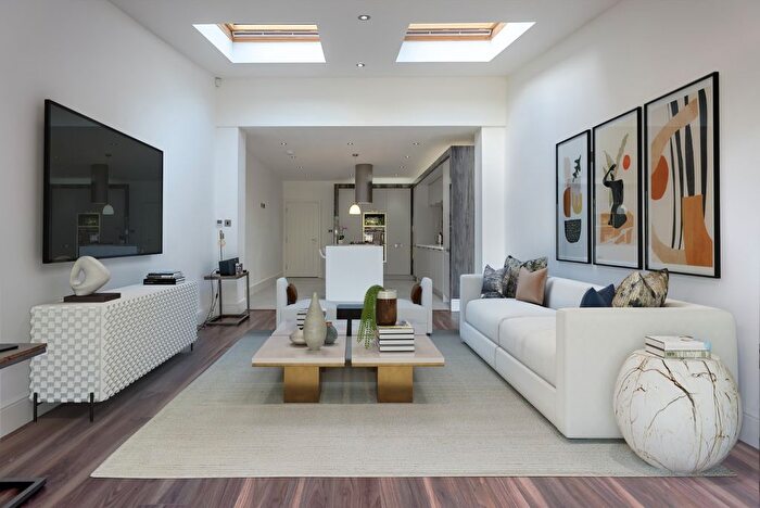 4 Bedroom Semi-Detached House For Sale In Lonsdale Road, Birmingham, West Midlands, B17