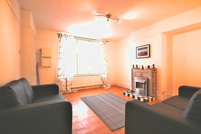 2 Bedroom Flat To Rent In Falloden Way, London NW11