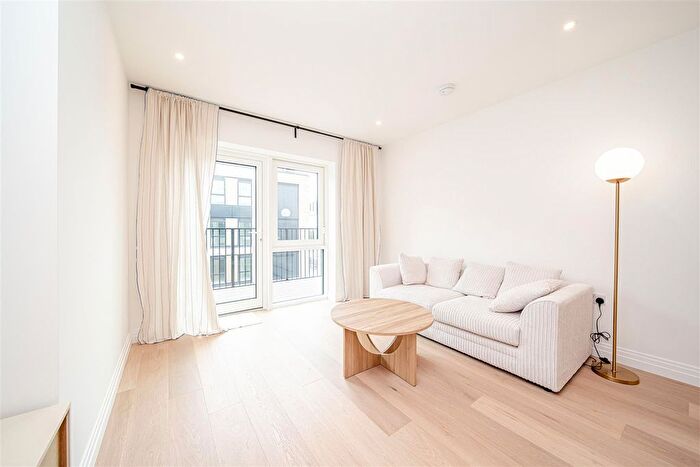 2 Bedroom Flat To Rent In Lockgate Road, London, SW6