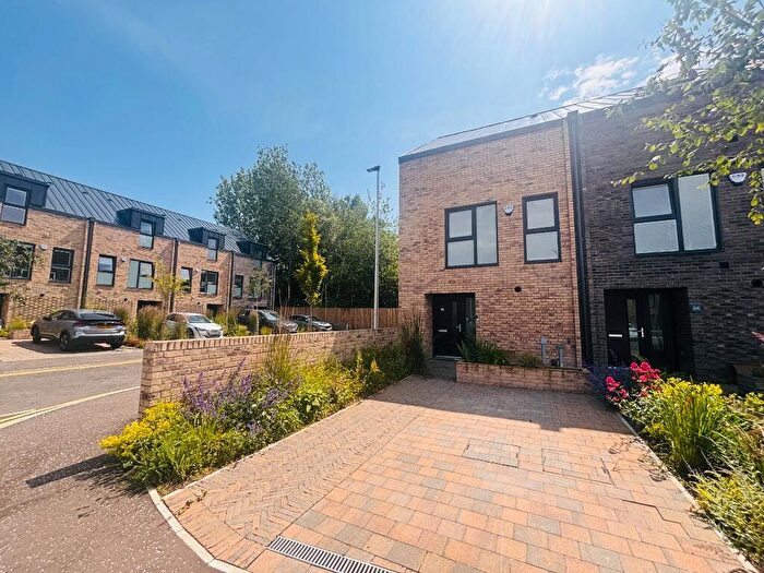 3 Bedroom Town House To Rent In Festival Court, Princes Quay, Glasgow, G51