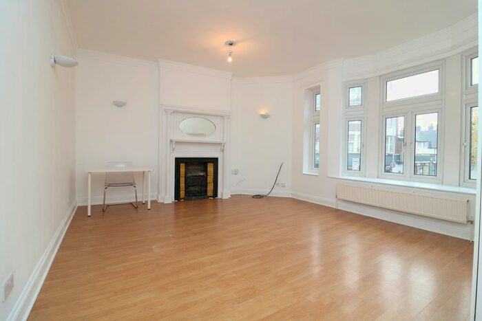 3 Bedroom Flat To Rent In Upper Tooting Road, London, SW17