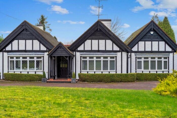 4 Bedroom Detached House For Sale In Ellesborough Road, Butlers Cross, HP17