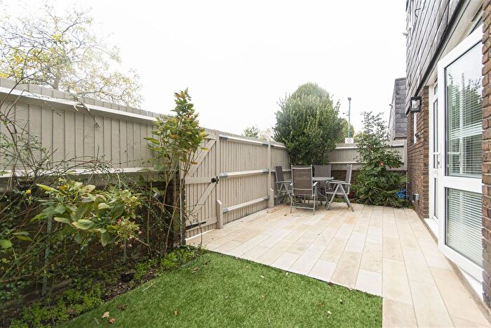 1 Bedroom Flat To Rent In Glanville Road, London, SW2