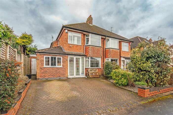 4 Bedroom Semi-Detached House To Rent In Three Corner Close, Shirley, B90
