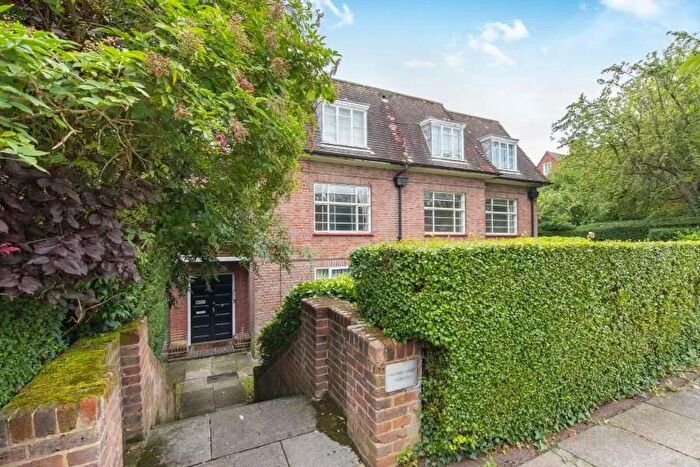 3 Bedroom Flat To Rent In Brookland Rise, London, NW11