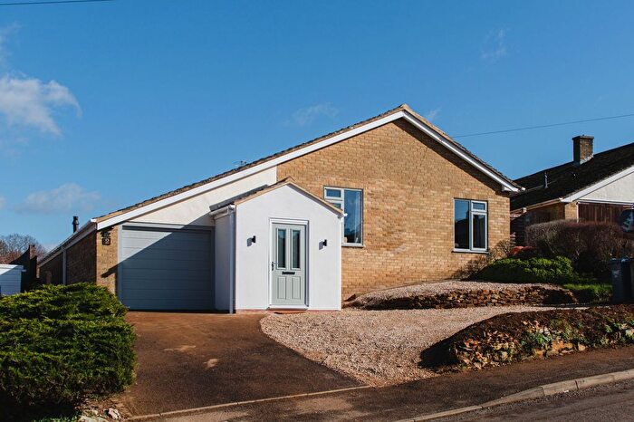 3 Bedroom Detached Bungalow For Sale In Danvers Road, Broughton, OX15