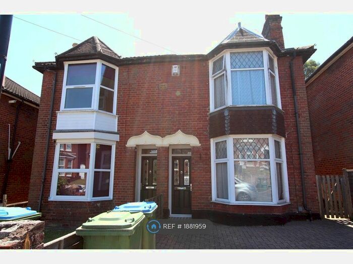 5 Bedroom Semi-Detached House To Rent In Broadlands Road, Southampton, SO17