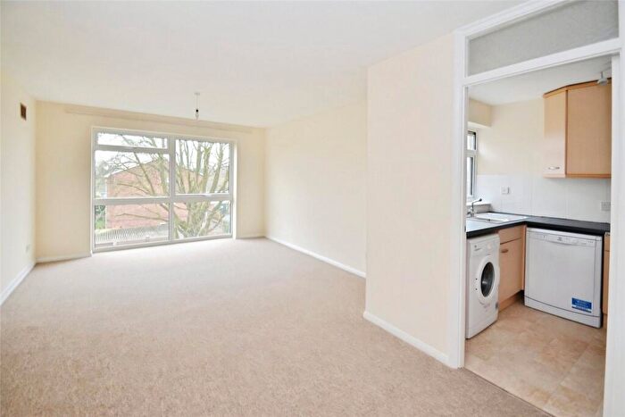 1 Bedroom Flat To Rent In Chanctonbury Gardens, Sutton, Surrey, SM2