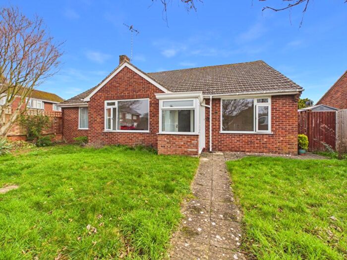3 Bedroom Bungalow For Sale In Rivermead Close, Gloucester, Gloucestershire, GL2