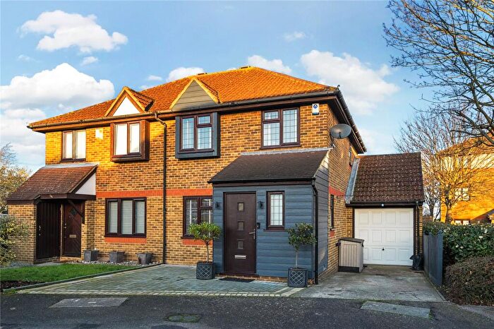 3 Bedroom Semi Detached House For Sale In Morgan Drive, Greenhithe, Kent, DA9