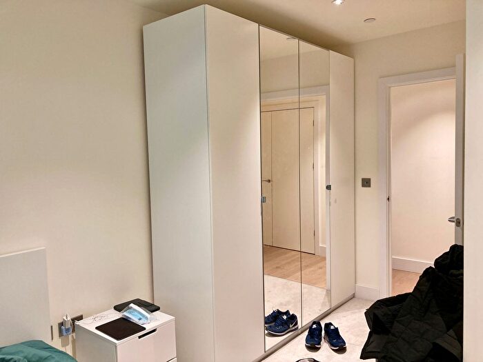 3 Bedroom Flat To Rent In Lockington Road, London, SW8