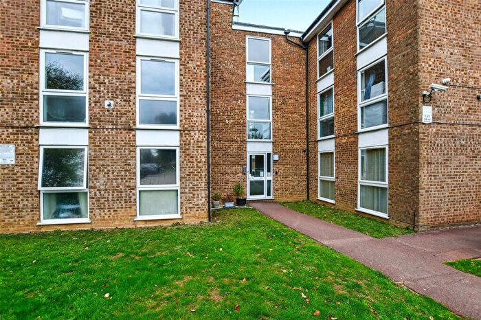 2 Bedroom Flat For Sale In Wyedale, London Colney, AL2