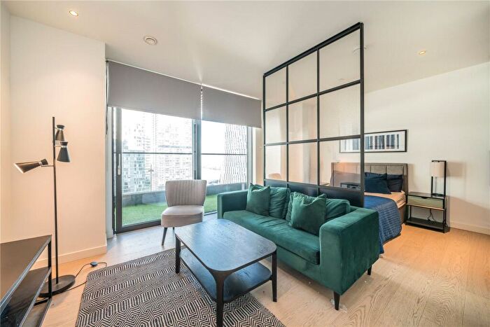 Apartment To Rent In Wards Place, London, E14