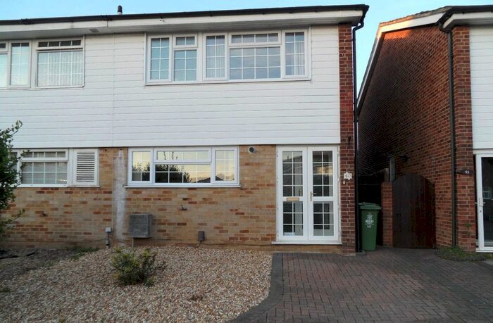 3 Bedroom Semi-Detached House To Rent In Birchington Cl, Bexleyheath, DA7