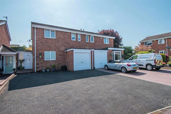3 Bedroom Semi-Detached House For Sale In Woburn Close, Bromsgrove, Worcestershire, B61