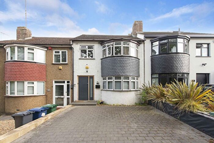 3 Bedroom Semi-Detached House To Rent In Avondale Avenue, Barnet, EN4