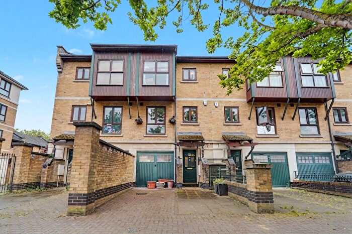 3 Bedroom Town House For Sale In Hanover Avenue, Silvertown, E16