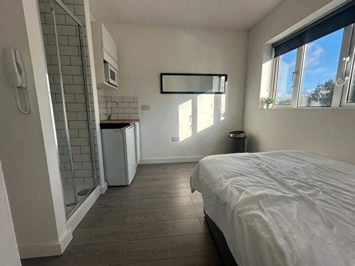 Studio To Rent In Well Hall Parade, London, Greater London, SE9