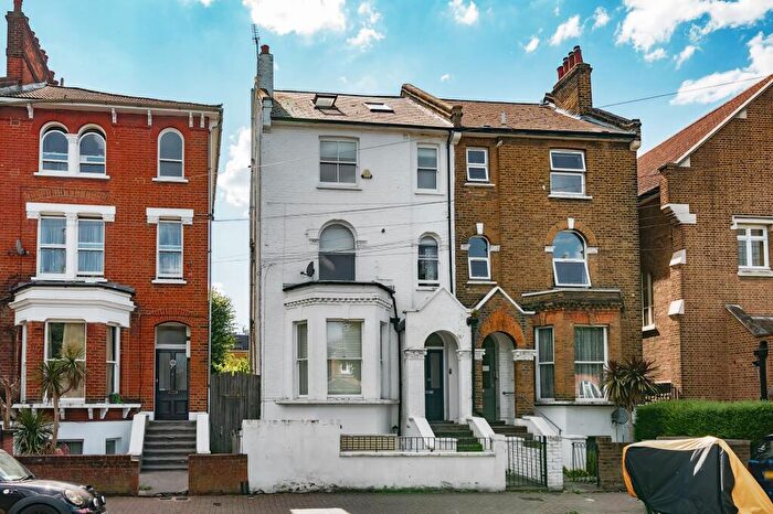 2 Bedroom Apartment To Rent In Ramsden Road, London, SW12