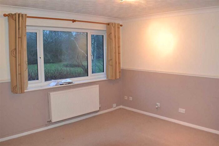 2 Bedroom Flat To Rent In Dove Close, Birchwood, WA3