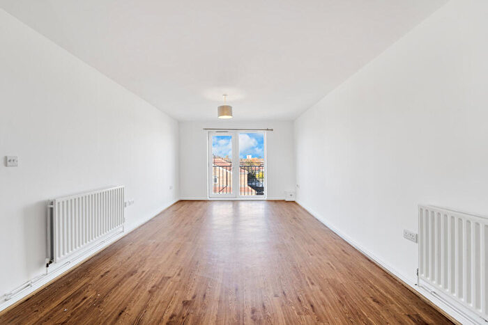 2 Bedroom Flat For Sale In Ashwood Place, Tamar Way, Slough, SL3