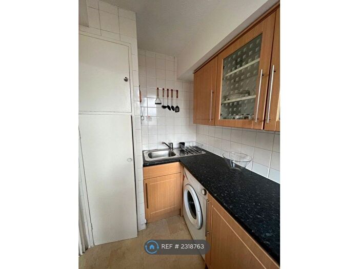 Studio To Rent In Avon Court, London, SW15