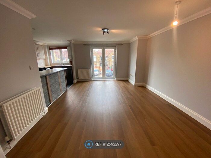 2 Bedroom Flat To Rent In Park View, Orpington, BR6