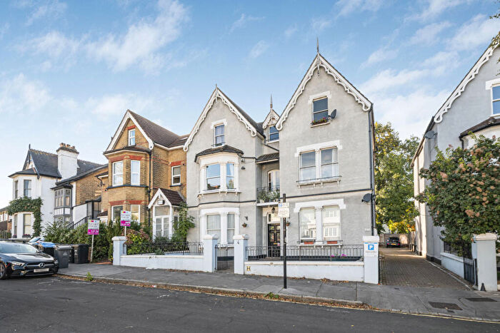 2 Bedroom Apartment For Sale In Birdhurst Rise, South Croydon, CR2